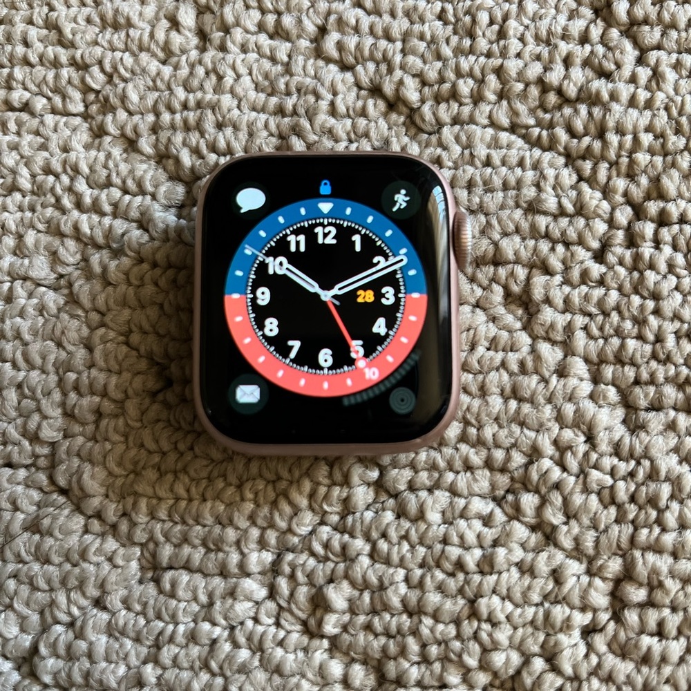 4th Generation Apple Watch; Comes with charger and band!